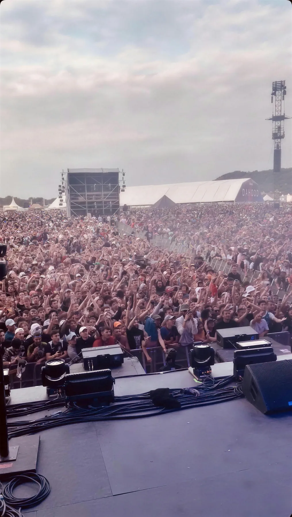 Foule vue depuis une scène de festival