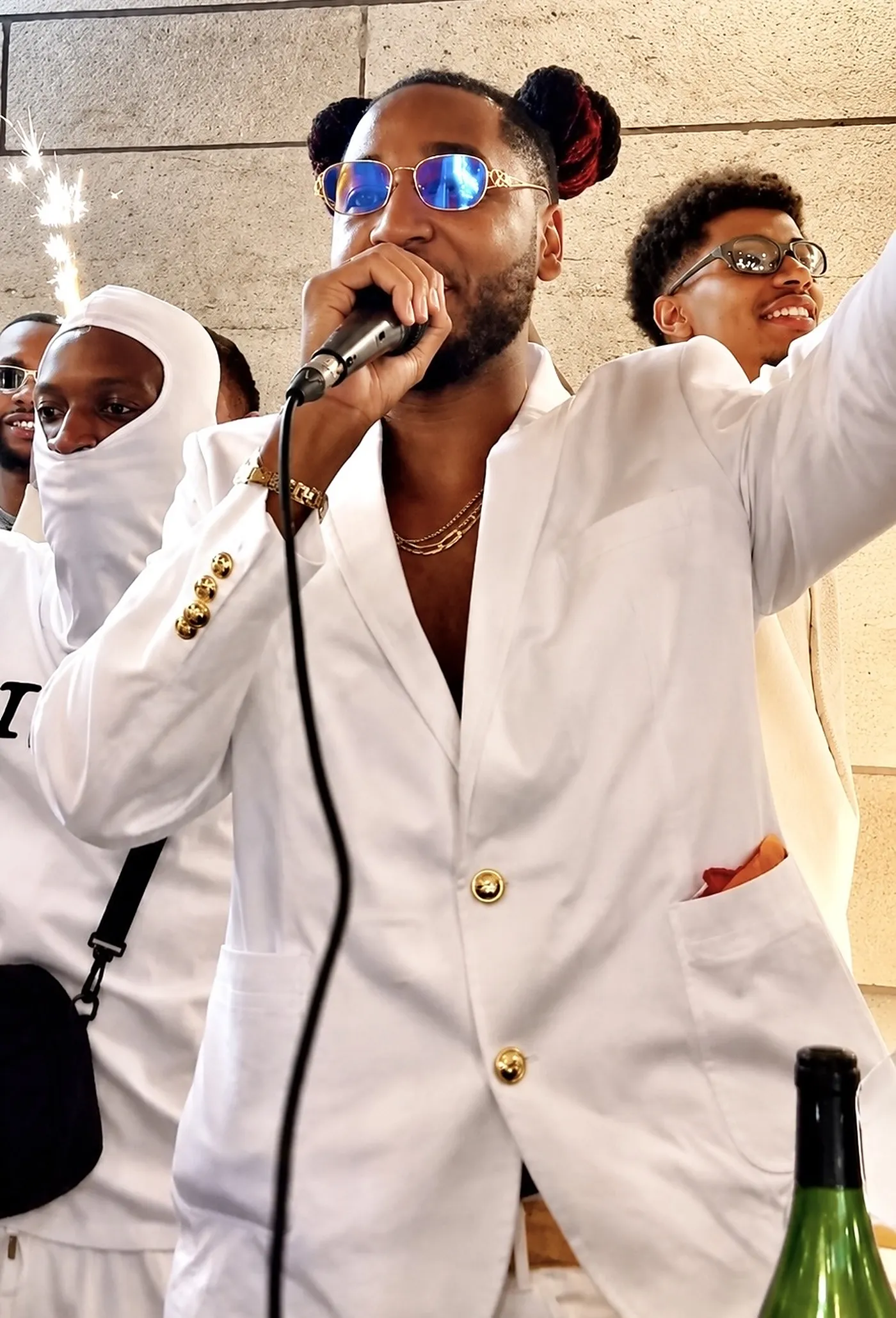 MC Flava au micro, entouré du public