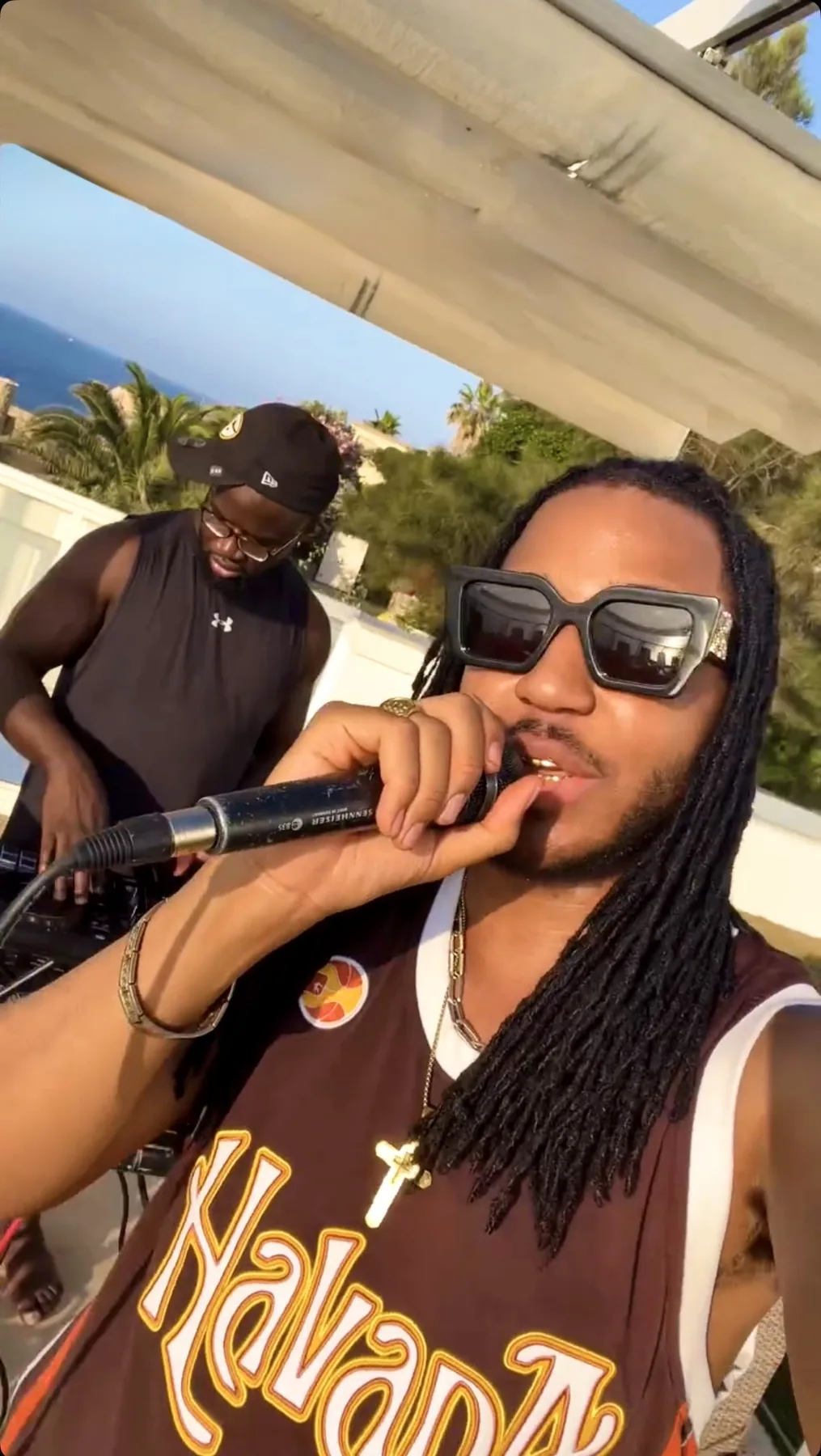 MC Flava pendant une pool party à Malte