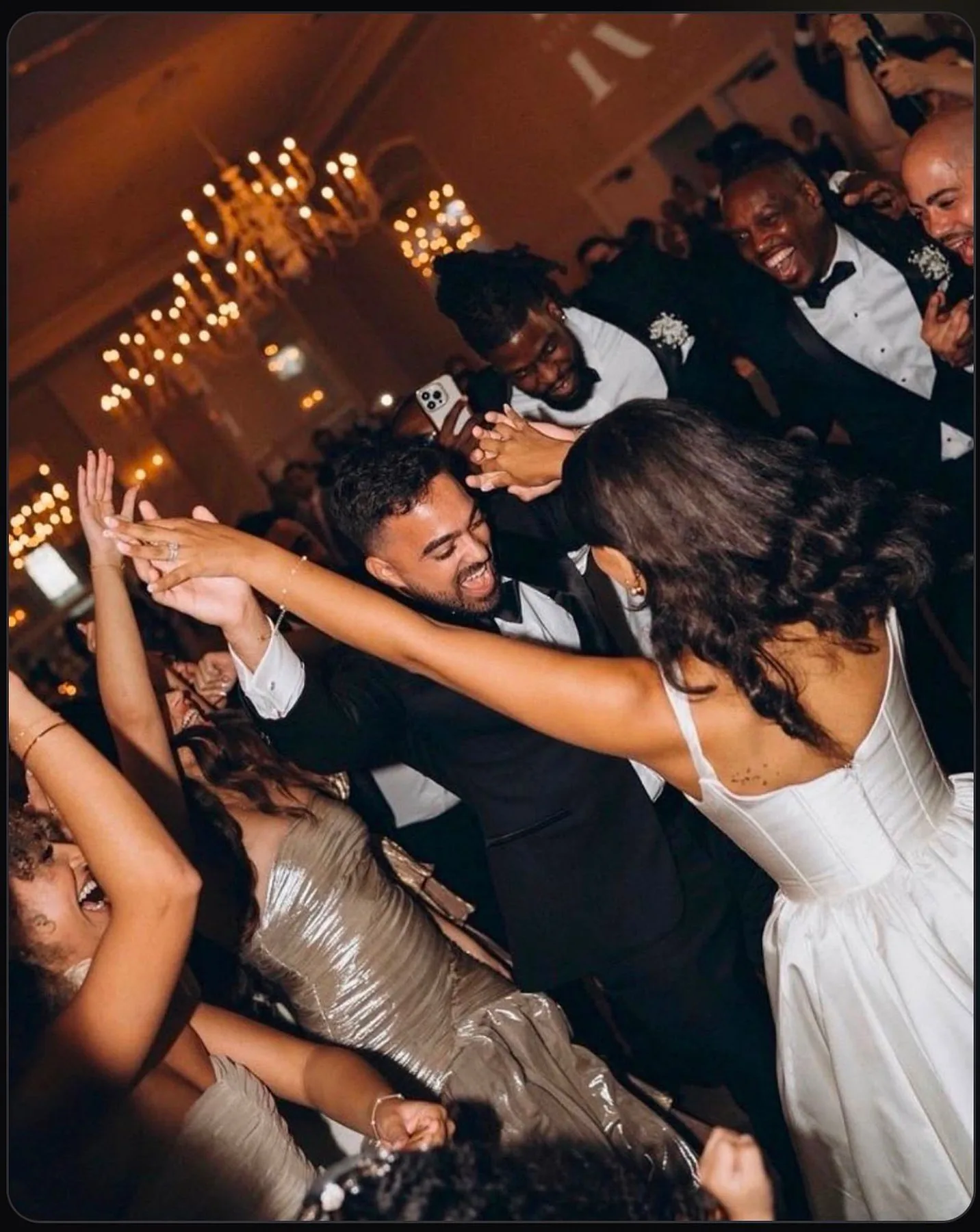 Mariage — les mariés sur la piste